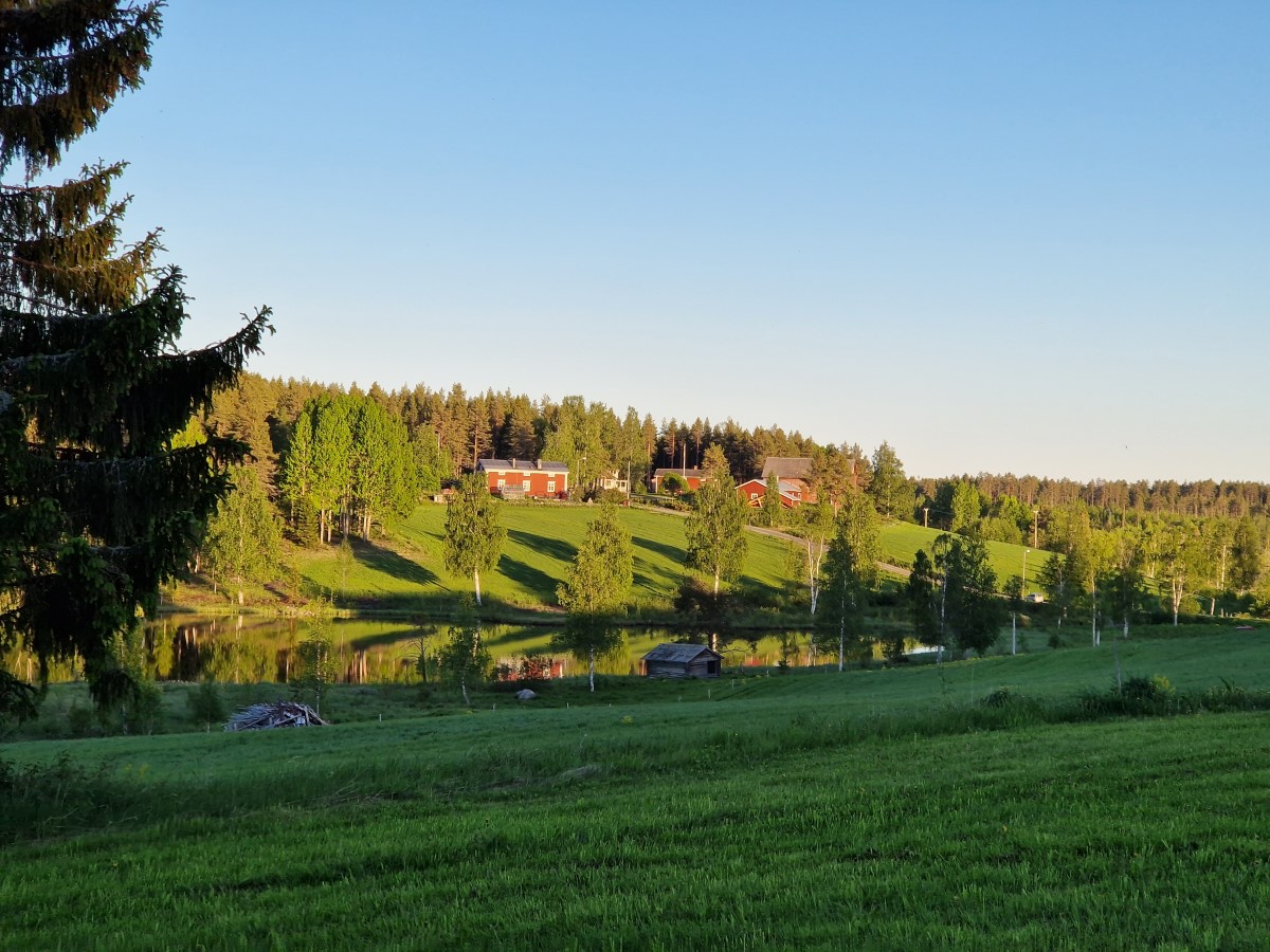 Byn Gagsmark, röda hus, vatten och träd.