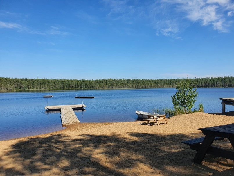 Byn Gagsmark, röda hus, vatten och träd.